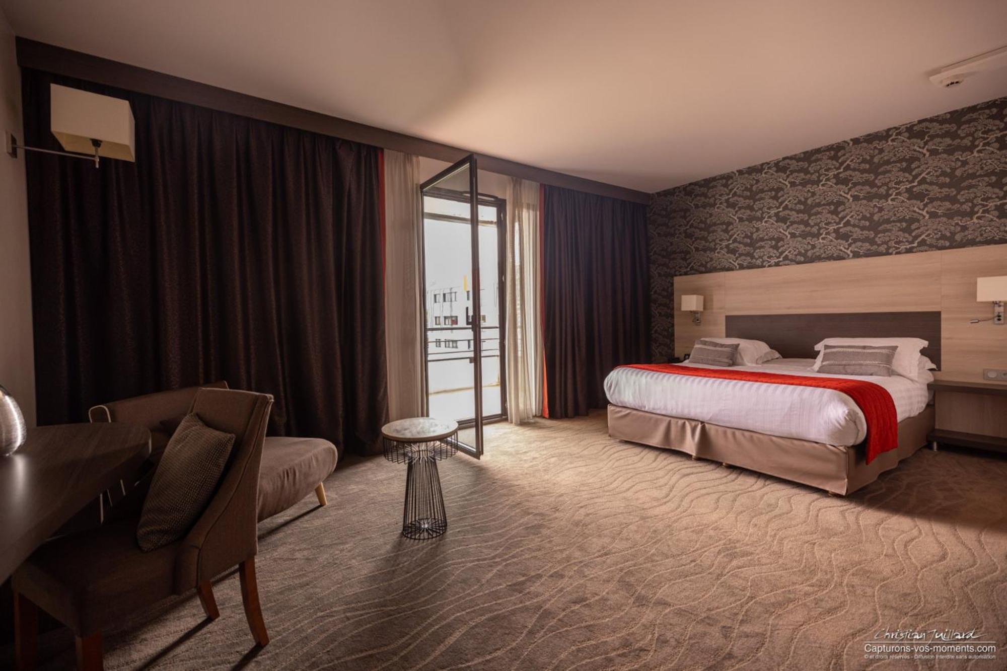 Kyriad Prestige Lyon Est - Saint Priest Eurexpo Hotel&SPA Exterior foto
