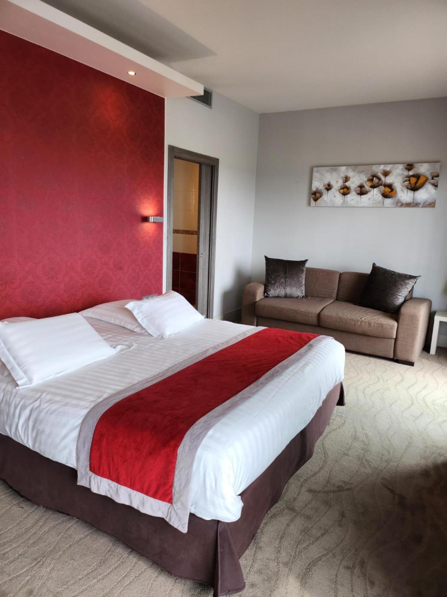 Kyriad Prestige Lyon Est - Saint Priest Eurexpo Hotel&SPA Exterior foto